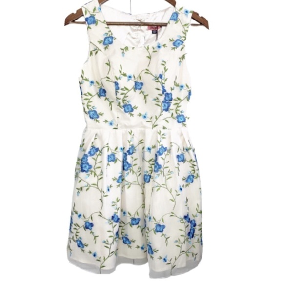 Chi Chi London NWT Cream Blue Floral Spring Dress - Picture 1 of 12